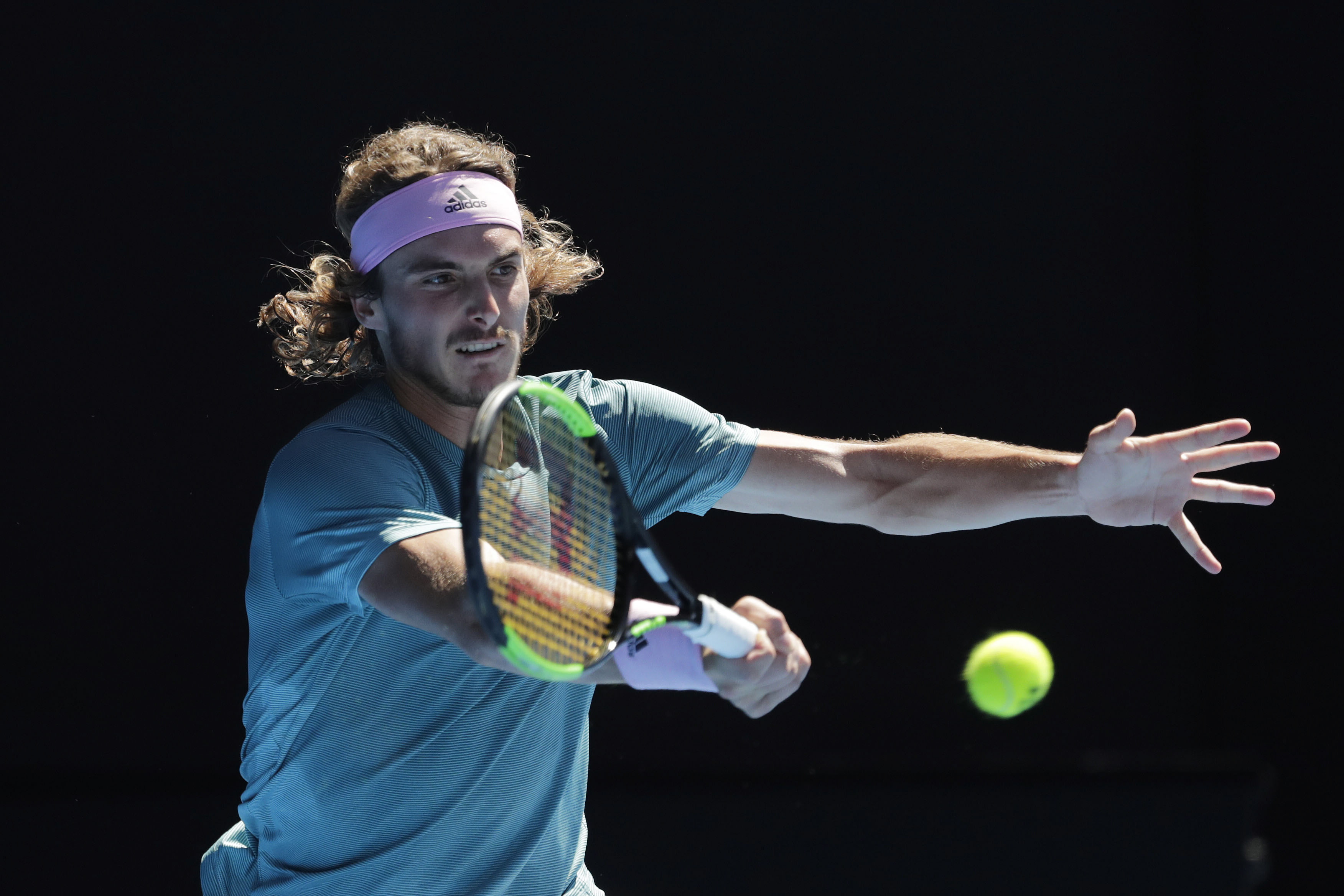 西班牙选手在网球赛场取得胜利