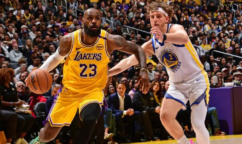 开云体育官网-湖人内讧升级，詹姆斯与队友冲突