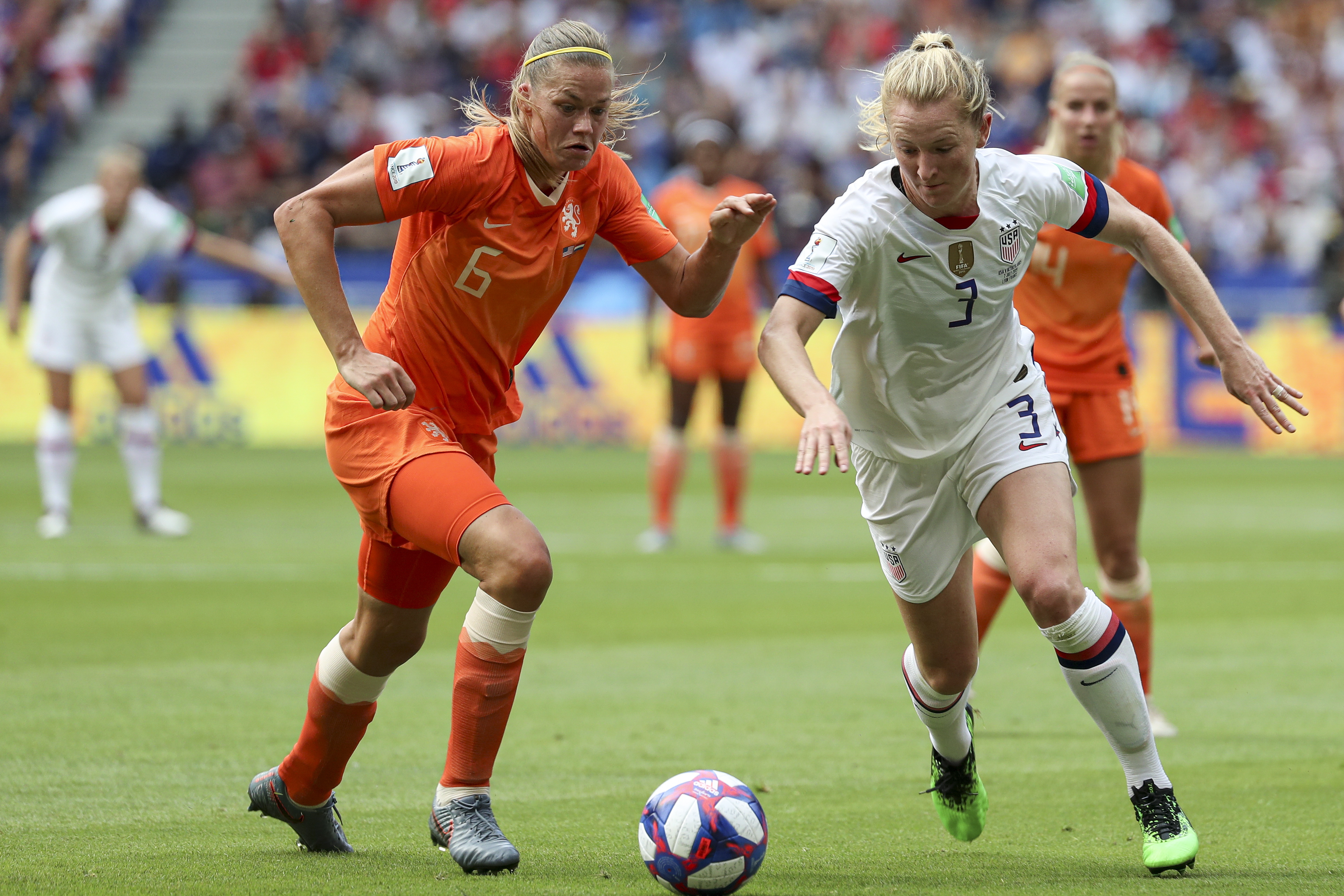 美国队在女子足球赛上表现出色 美国队在女子足球赛上表现出色