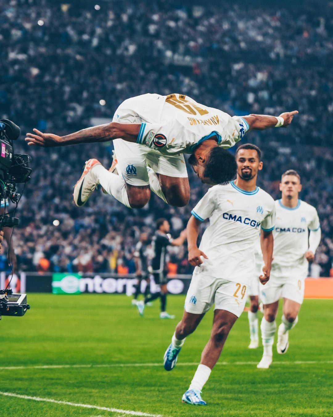 塞内加尔血洗拜仁，阿奎罗完成帽子戏法的简单介绍