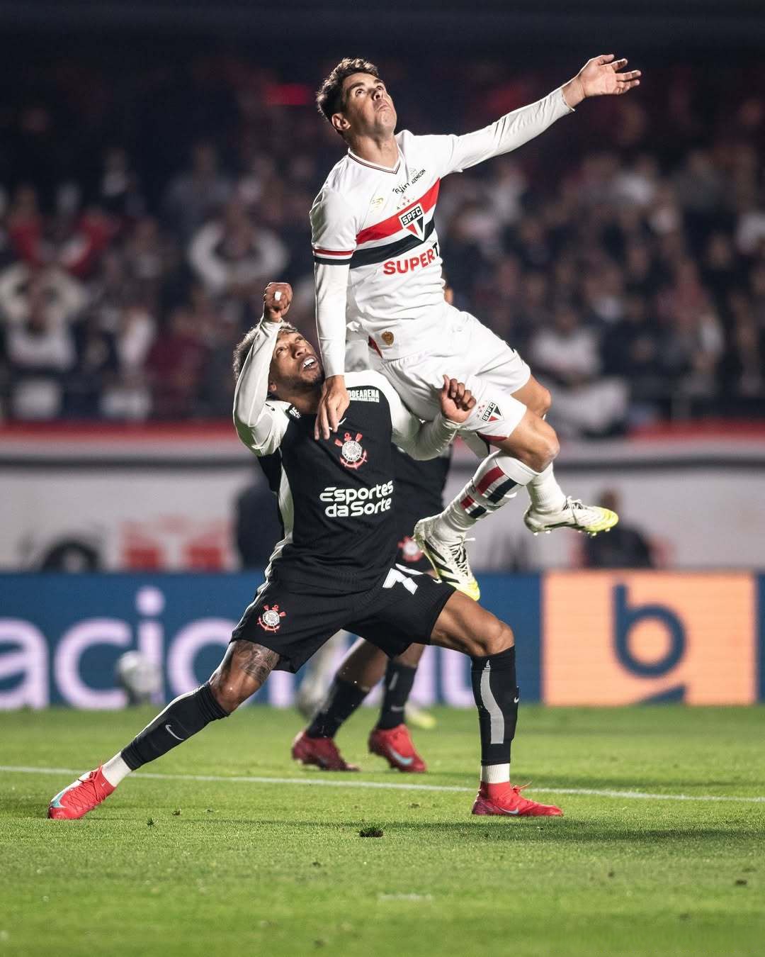 阿斯顿马丁轻取梅赛德斯，阿隆索带队取胜的简单介绍