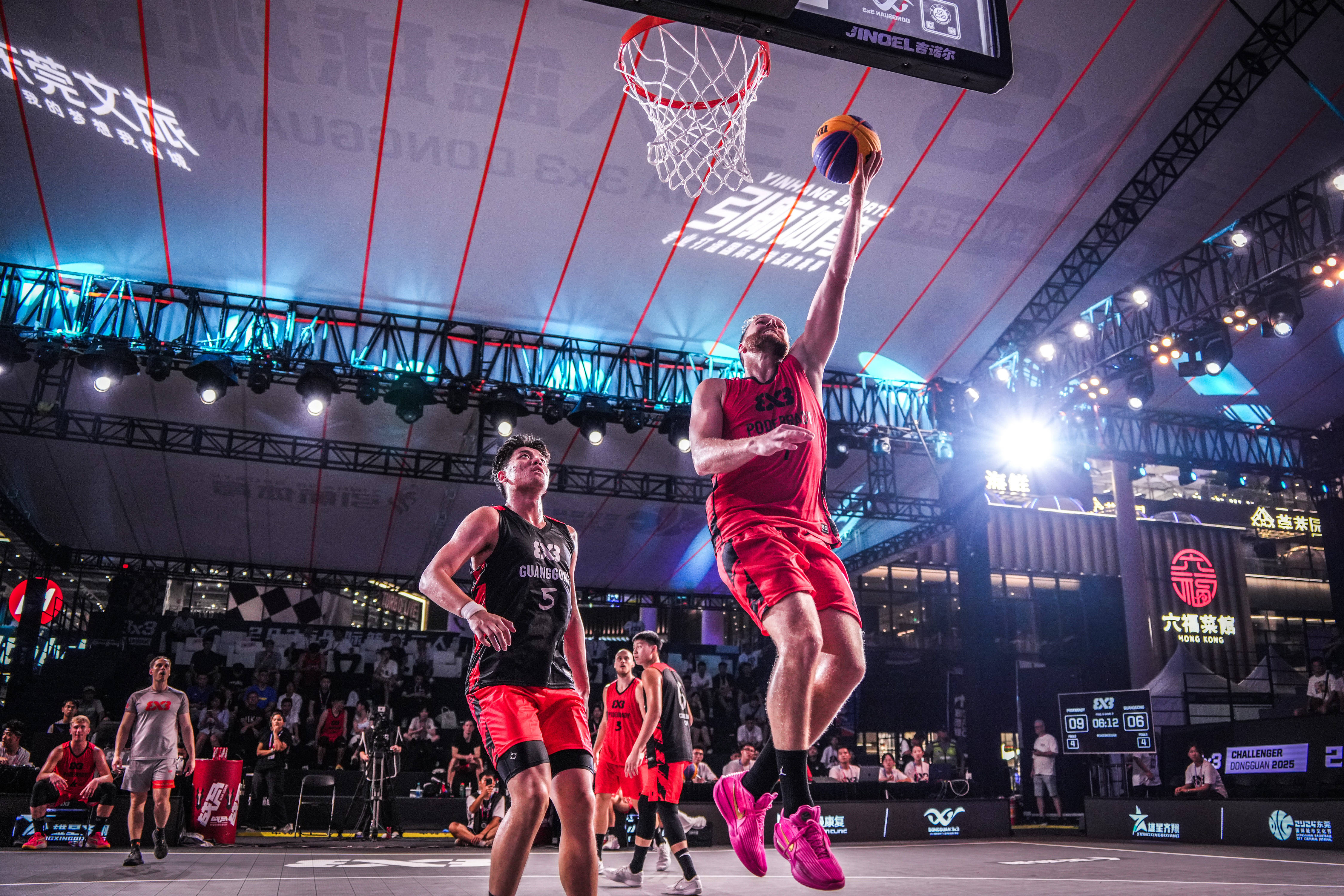 纷争不断！中国篮球联赛展开激烈较量的简单介绍