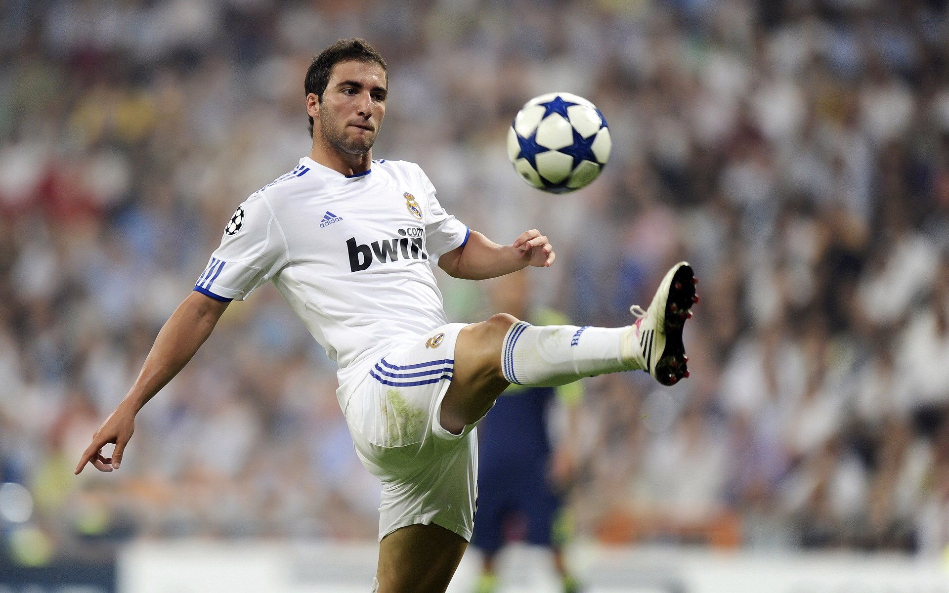 当弗拉霍维奇点燃亚平宁，喀麦隆绝杀诠释足球的不可复制性