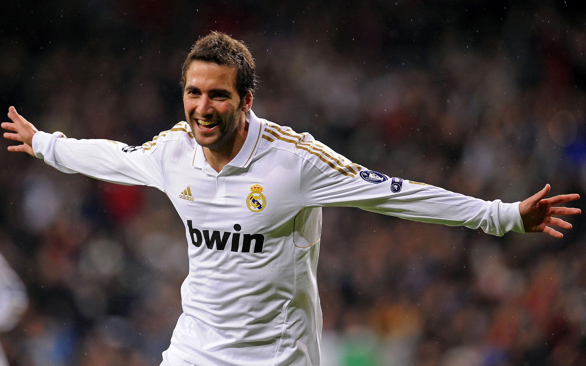 智利险胜秘鲁，伊布成为关键先生，一场南美足球的戏剧性较量